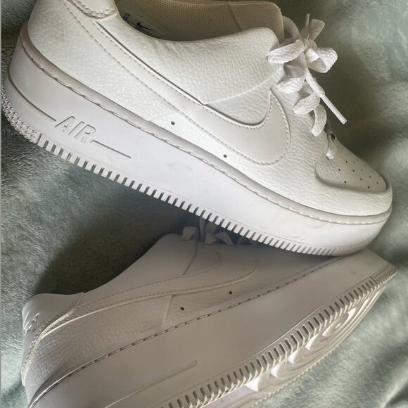 Nike Women's Air Force 1  Sneakers - Picture 5 of 7